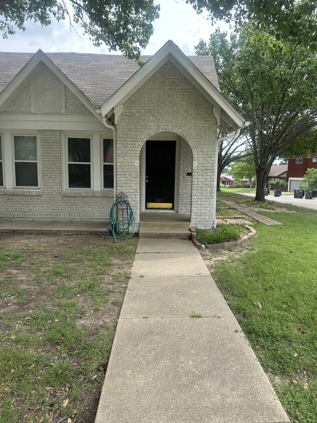 Primary Photo - 3819 Crestline Rd