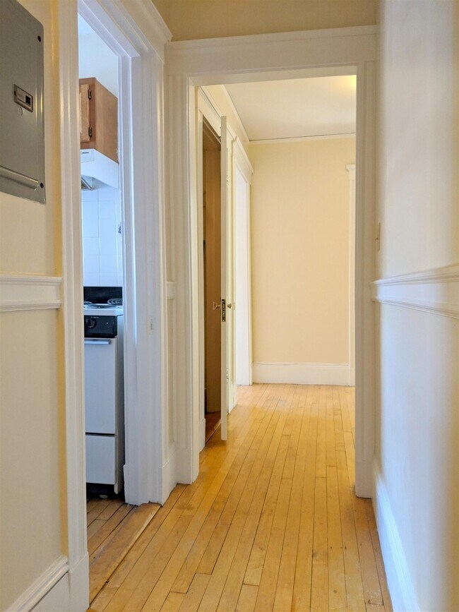 Building Photo - 15 Craigie St