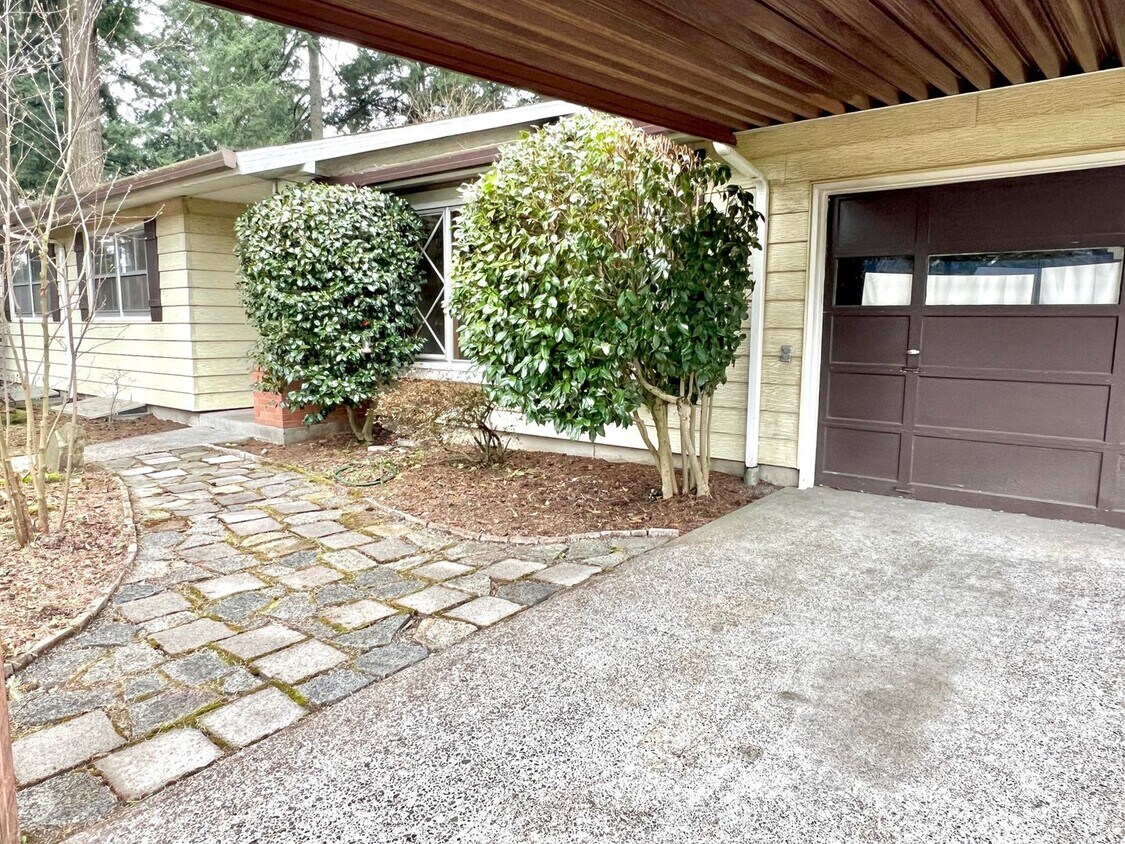 Primary Photo - Classic Mill Park ranch-style home, 3 bedr...