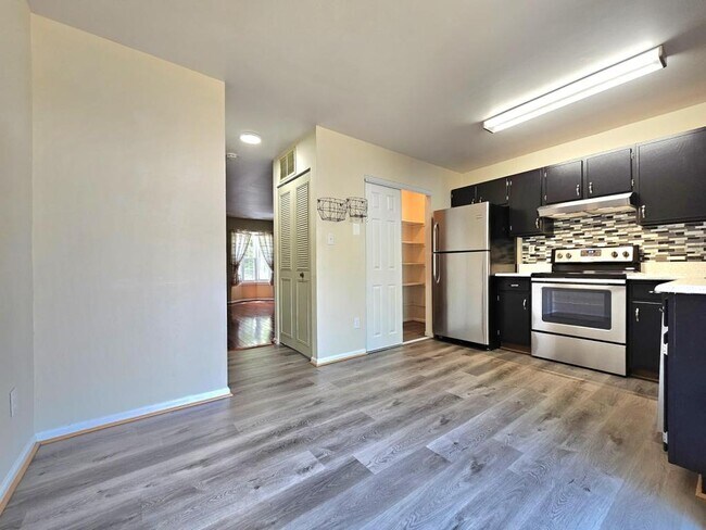 Foto del edificio - 8561 Southlawn Ct