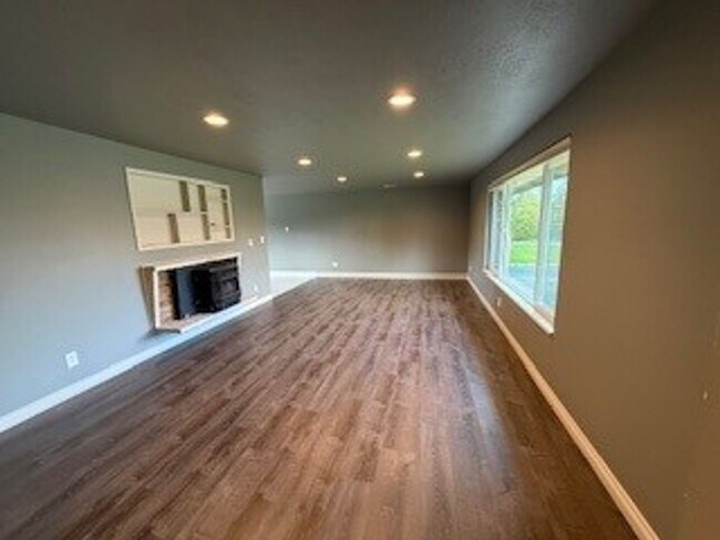 Building Photo - 3 Bedroom 1 Bath Updated Home with Large P...