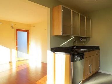 Building Photo - Beautiful 2Bedroom Located just steps from the  Cafes, Restaurants,  Bars and Shopping