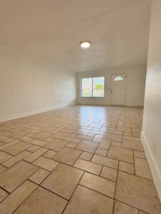 Foto del edificio - 725 Northlake Blvd