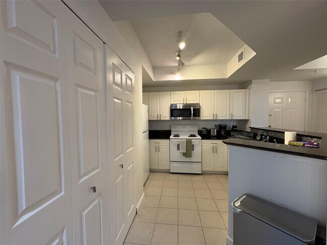 Building Photo - 780 S Sapodilla Ave