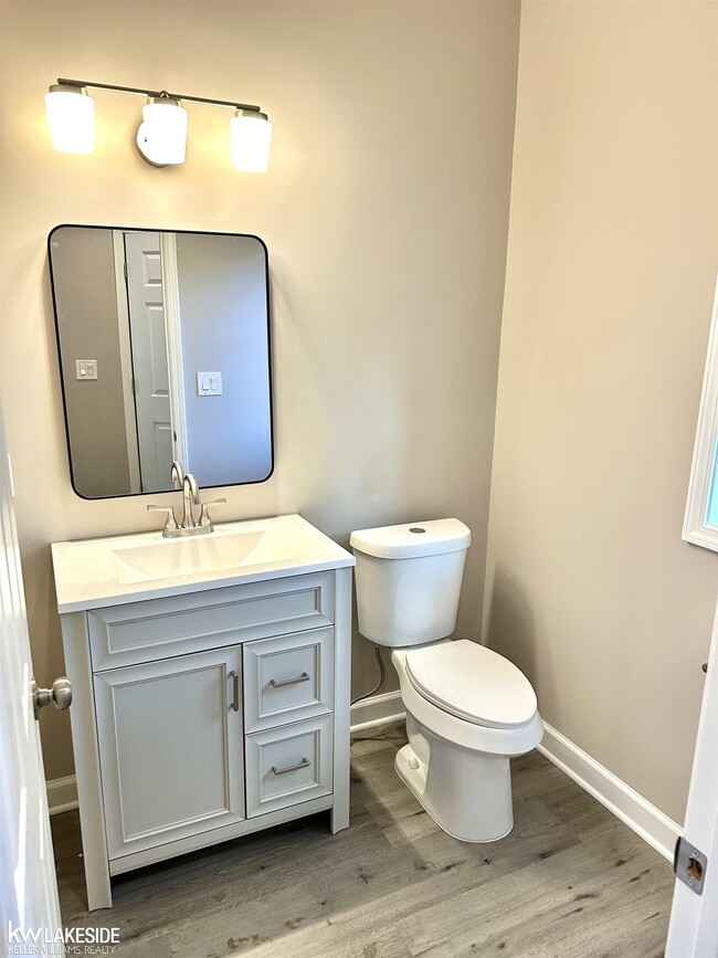 Building Photo - 22001 Lakeview St