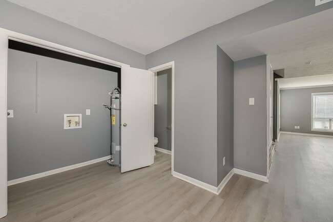 Building Photo - 3 Bed, 1.5 Bath Townhome in Bryan for August Move In!