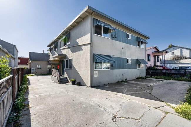 Building Photo - 2312 Bonar St