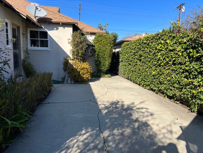 Building Photo - 13912 Burbank Blvd