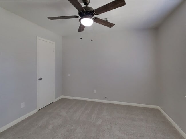 Building Photo - 411 E Carby Rd