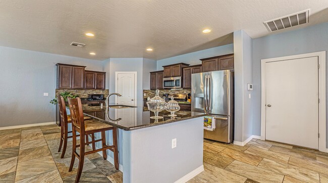 Building Photo - 125 S Manzanita Dr