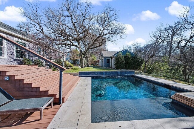 Building Photo - 2100 Daisy Ln