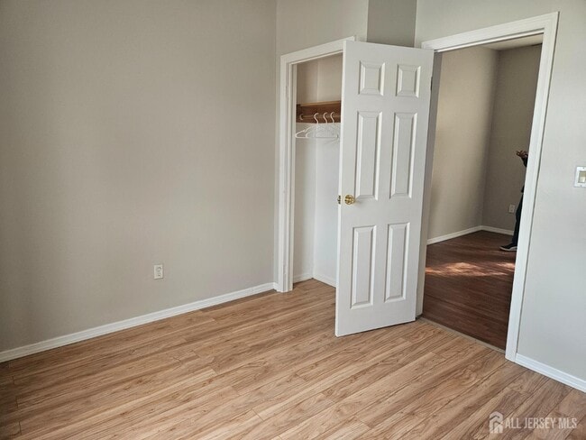 Building Photo - 421 River Dr