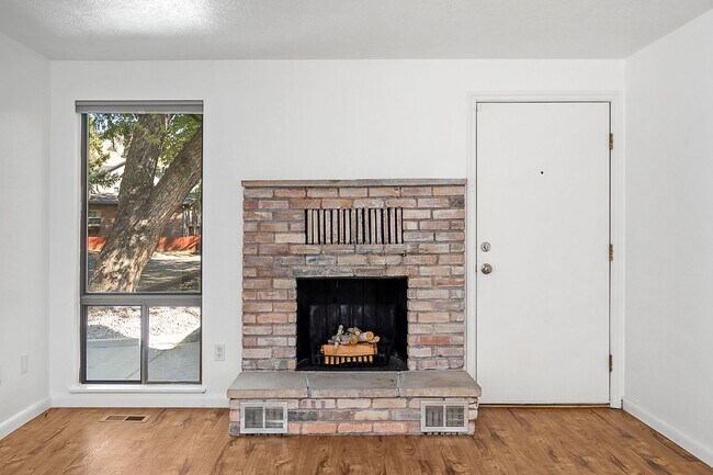 Foto del edificio - Super Cute North End Place with Garage and Backyard!