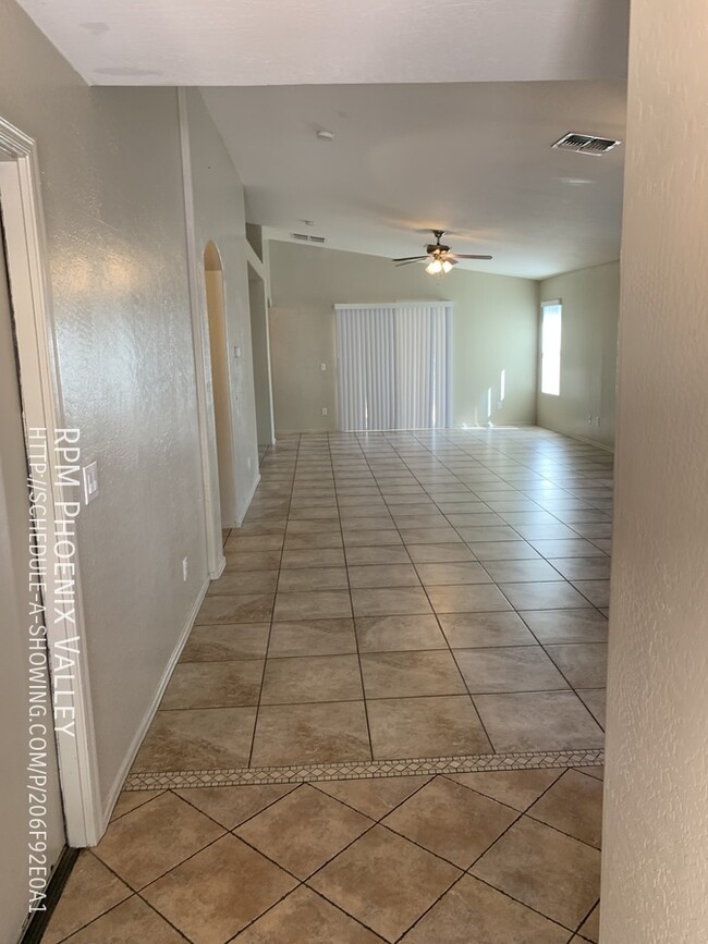 Building Photo - 4X2 Single level split floor plan & carpet...