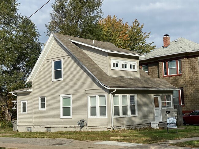Foto del edificio - Large Kitchen, Hardwood Floors, Laundry included