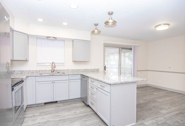 Building Photo - Really Nice 4 bedroom 3 Bath Home on Spacious Lot!