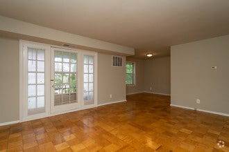 Building Photo - Finian's Court Apartments