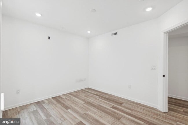 Foto del edificio - 890 N 42nd St