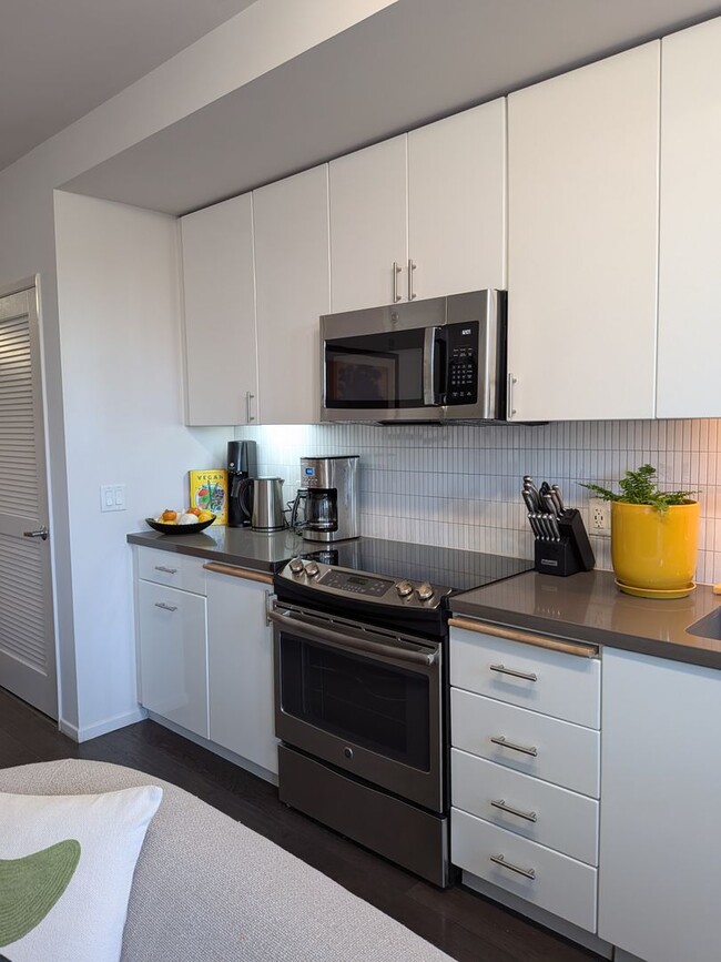 Foto del edificio - Studio Apartment Home on Top Floor with views of City Hall!