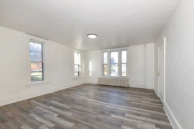 Building Photo - 404 S Main St