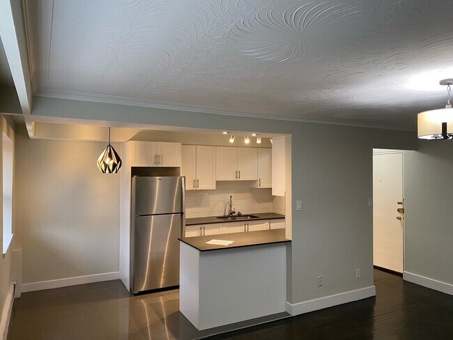 Photo du bâtiment - MIMICO WATERFRONT PARK, UNIQUE RENOVATED ART DECO BUILDING BY AWARD WINNING DESIGNER