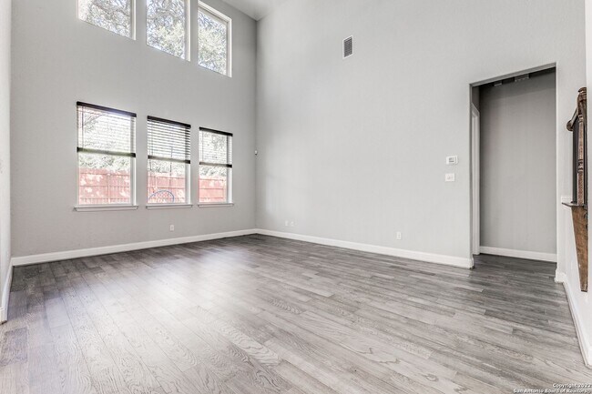 Foto del edificio - Charming Home Awaits: Spacious & Modern Li...