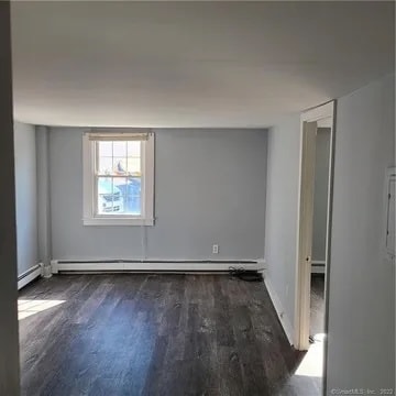 Building Photo - 123 Railroad St
