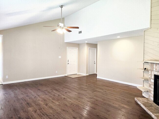 Building Photo - 16635 Neumann Dr