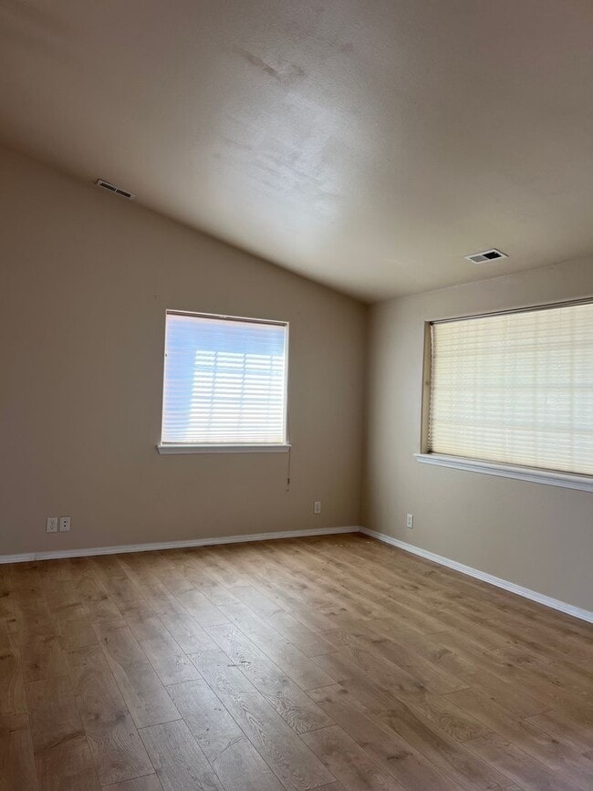 Building Photo - 3 bed 2 bath Home with Huge Backyard!