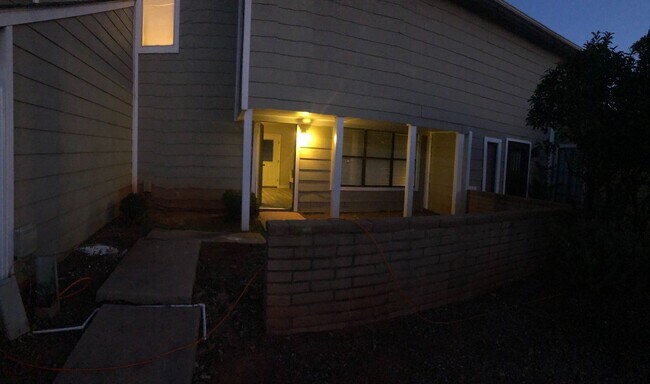 Foto del edificio - 2 bed & 2 bath Condo. 2 car garage.