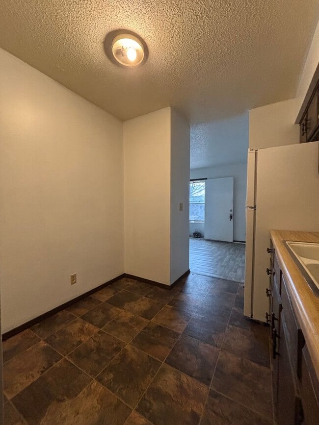 Building Photo - 1 bedroom 1 bath duplex available now