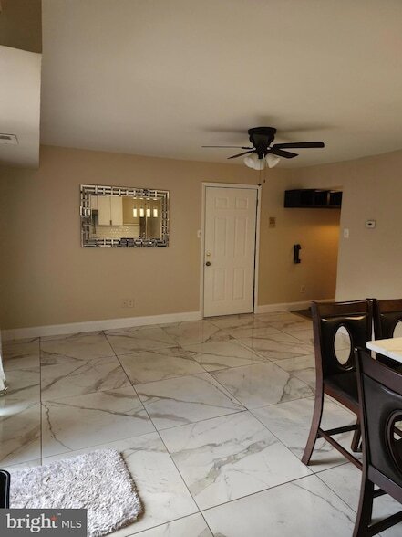 Foto del edificio - 8030-8000 Ditman St