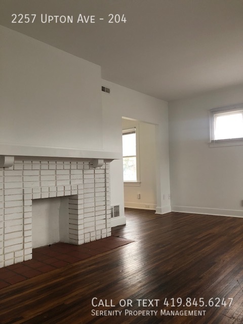 Building Photo - Spacious Two Bedroom Apartment Available T...