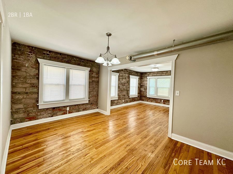 Primary Photo - 2 Bed in South Hyde Park For Rent!