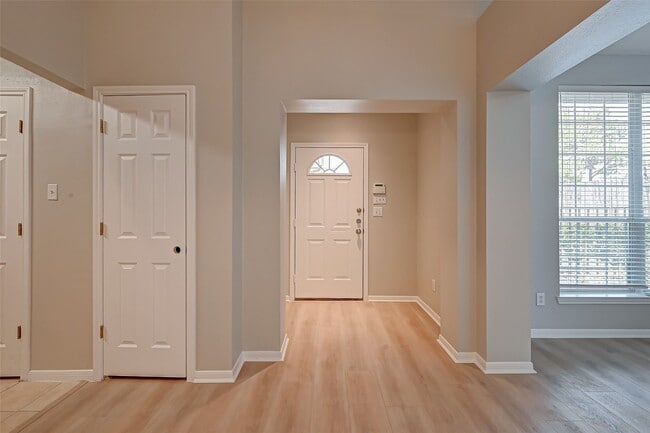 Building Photo - 717 Cedarwood Dr