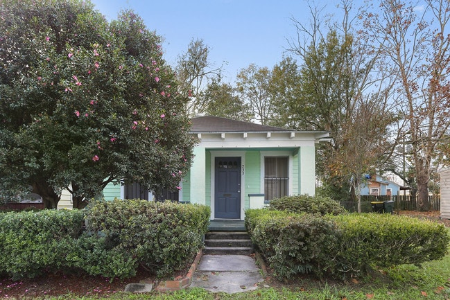 Building Photo - 733 E Waldburg St