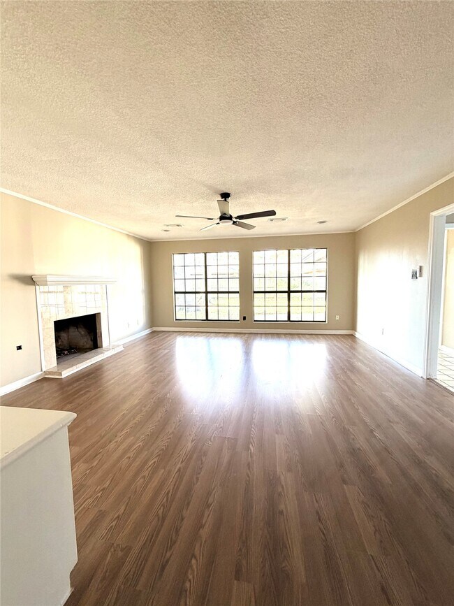 Building Photo - 3800 September Dr