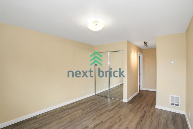 Building Photo - Spacious 2-Bedroom, 1-Bathroom Stylish Hom...