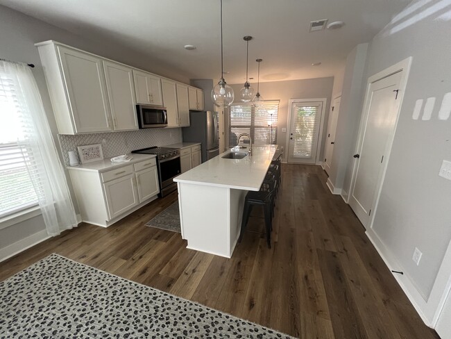 Building Photo - 213 Thompson Park Dr