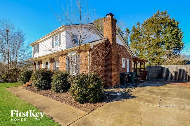 Foto del edificio - 5302 Broadmoor Pl