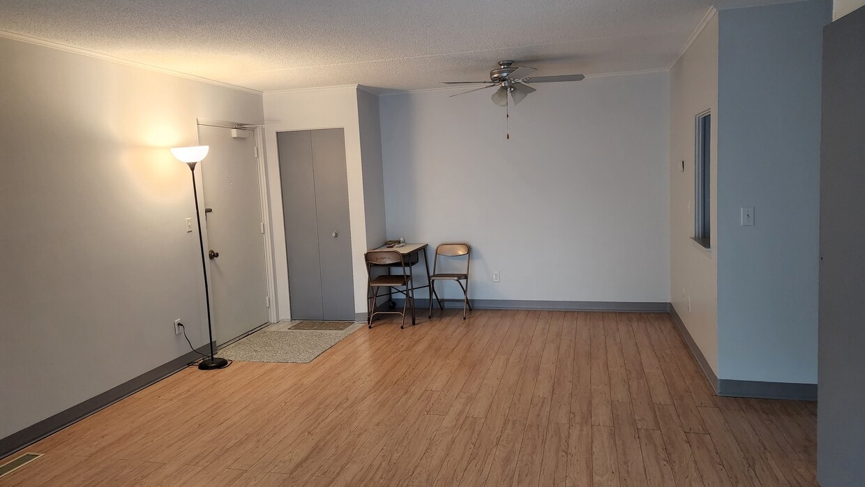 Entrance, coat closet, dining area - 9956 Johnnycake Ridge Rd