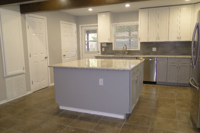 Foto del edificio - 4115 Robinhood Dr