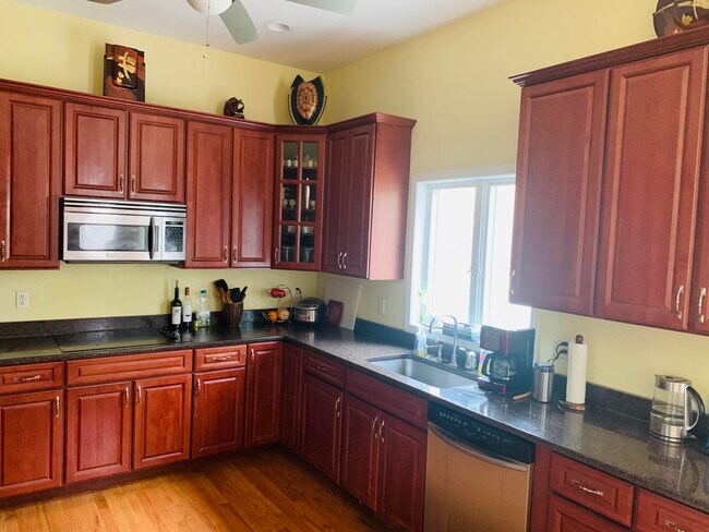 Foto del edificio - 69 Corbin Hill Rd