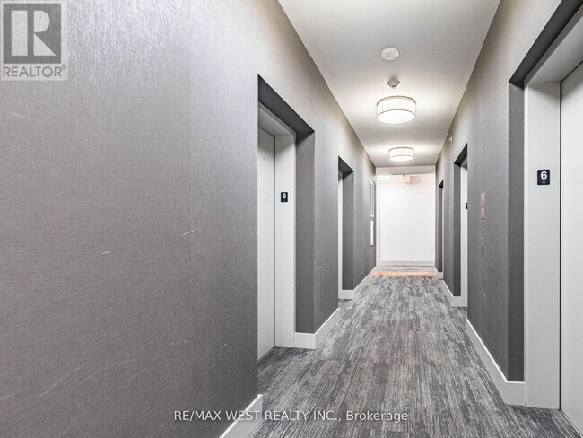 Building Photo - 10 Park Lawn Rd