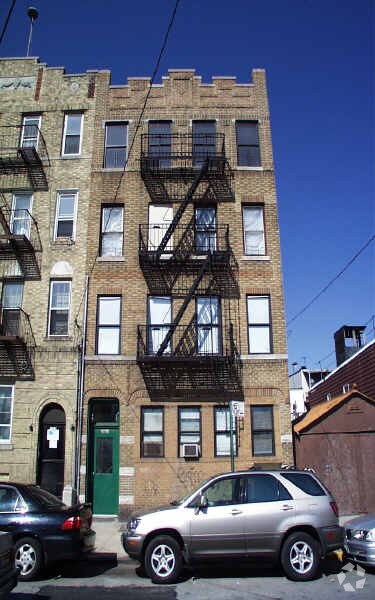 Primary Photo - 1666 Parker St