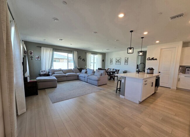 Foto del edificio - 3336 Emerald Ln