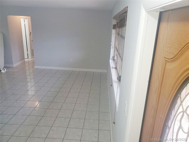 Foto del edificio - 8121 NW 12th St