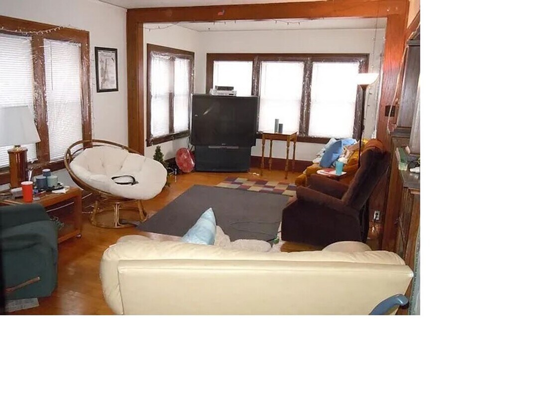 Foto del edificio - 5 Bedroom Update house for Fall 2025!