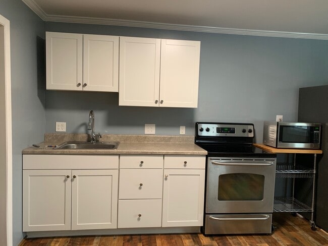 Building Photo - 161 Rowe Ave