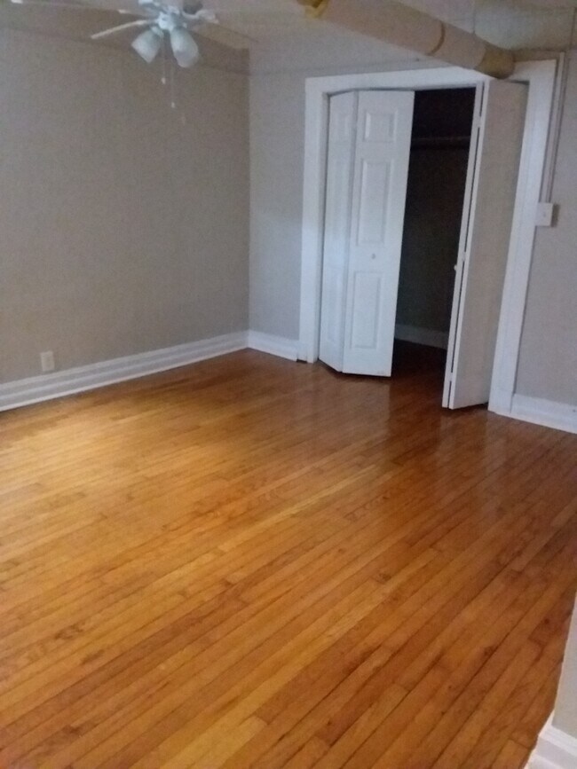 Bedroom - 5464 S Everett Ave